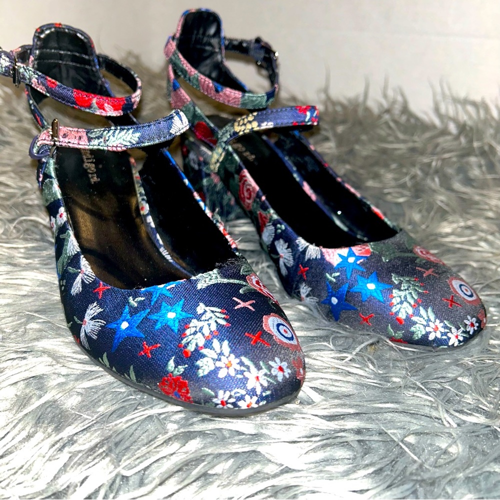 INDIGO Rd. Black & Blue Floral Block Buckle Double Strap Chunk Heels Sz 8 1/2